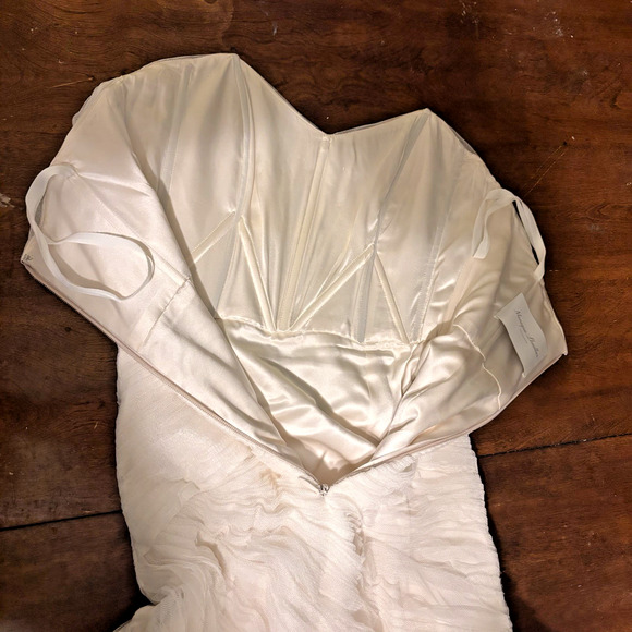 Monique Lhuillier Wedding Dress – Ivory Tulle Mermaid Gown –00 - Picture 16 of 16